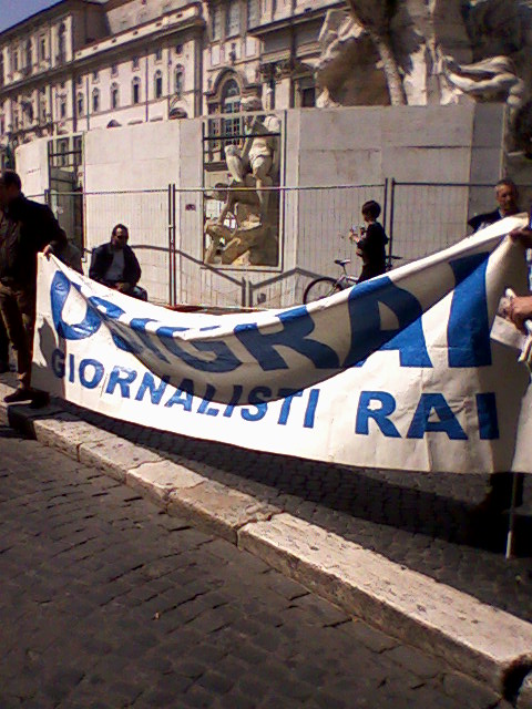 Cittadini e giornalisti in Piazza Navona