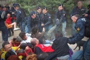 Niscemi, la polizia forza il blocco No Muos. Feriti alcuni pacifisti