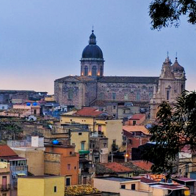 Incendiata auto di un giornalista