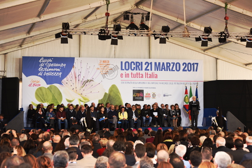 Mattarella e don Ciotti con i familiari delle vittime innocenti delle mafie