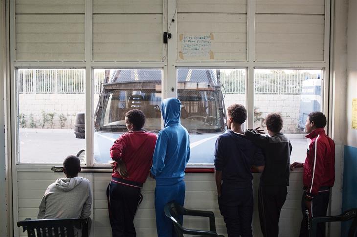 Come nei campi di concentramento