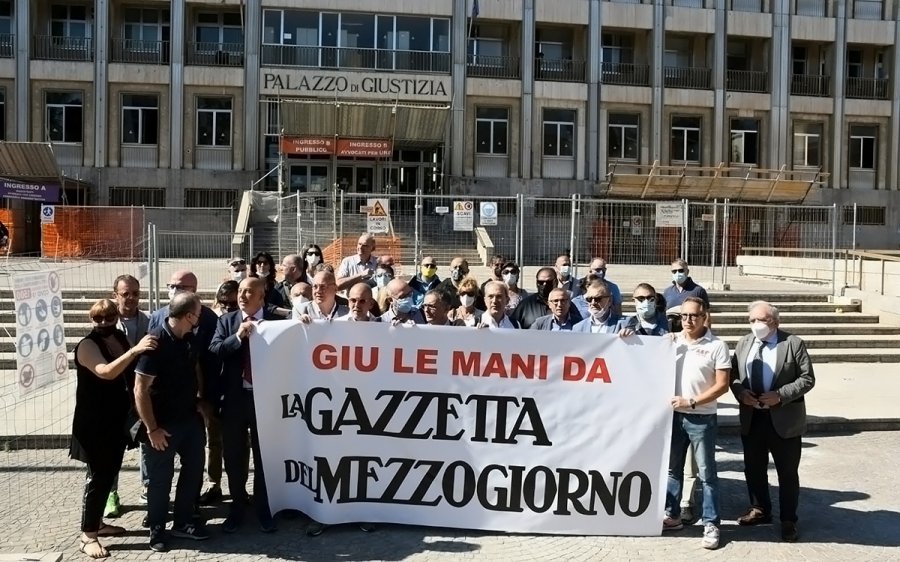 ‘Giù le mani dalla Gazzetta del Mezzogiorno’, flash mob al Tribunale di Bari