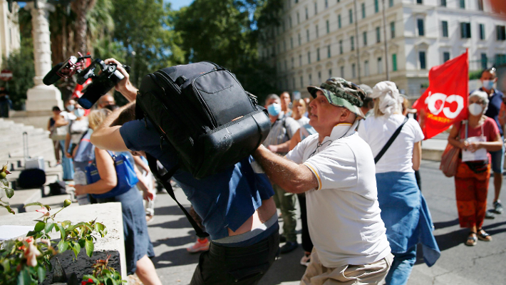 “L’agibilità dell’informazione nei cortei no green pass non è garantita”. Appello di Articolo 21
