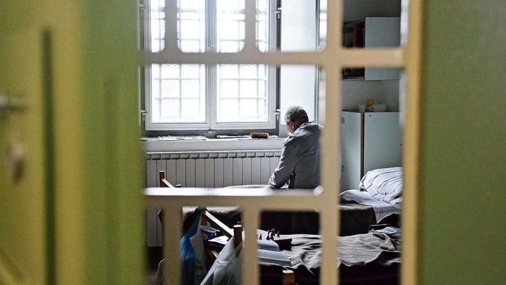 Carceri, risale il numero dei detenuti e dei suicidi. Antigone: “Il sistema è inadeguato”