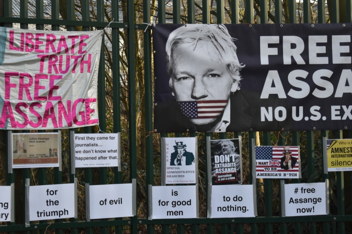 Contro l’estradizione negli Stati Uniti di Julian Assange, domani 15.30 conferenza stampa in Fnsi