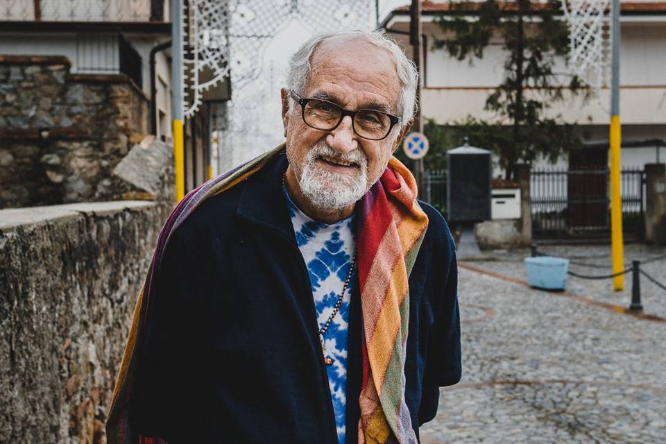 Lettera alla tribù bianca, padre Alex Zanotelli parla alle nostre responsabilità sul tema guerra