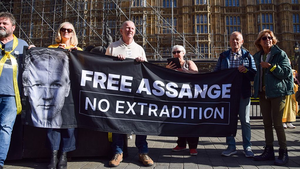 Assange, chi l’ha ignorato e diffamato ora lo celebra. Restiamo vigili
