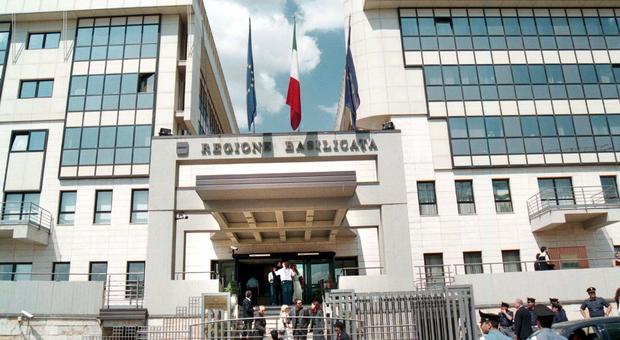 Basilicata, blitz sulla sanità: 2 arresti e tra i 100 indagati anche il presidente della Regione Bardi