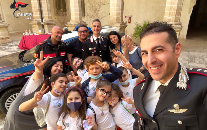 L’utopia di un Paese, innovare e conservare. Il luogo simbolo è la caserma dei carabinieri