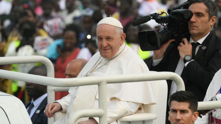 Papa Francesco, basta sfruttare l’Africa. Vendita delle armi peste del mondo
