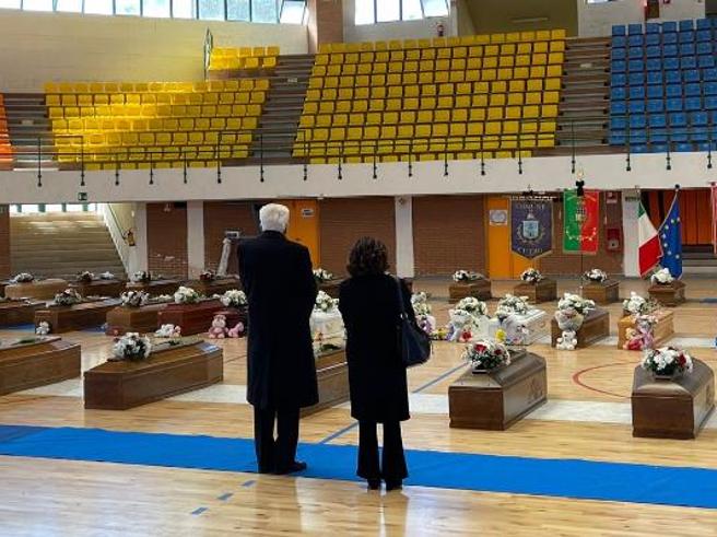 Crotone. Quelle bare allineate sono la vergogna della politica