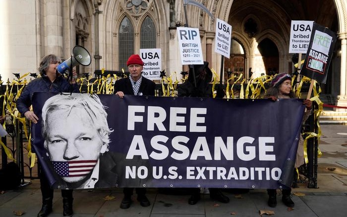 Julian Assange scomodo pure al festival del giornalismo