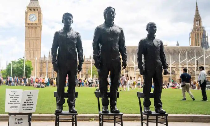 La scultura dedicata ad Assange dell’italiano Dormino davanti all’House of Parliament