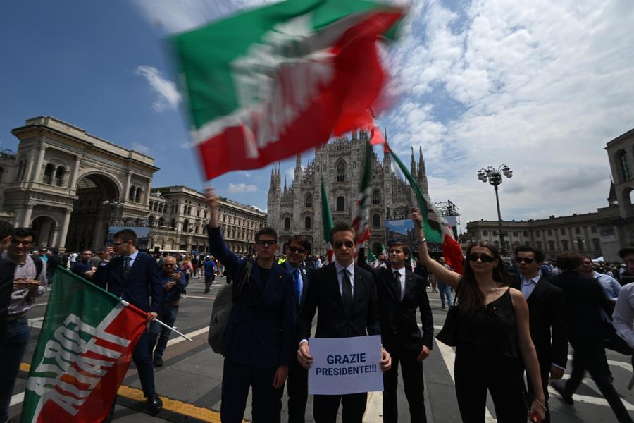 Il lutto della Costituzione: dopo la beatificazione, troveremo le “piazze Berlusconi”