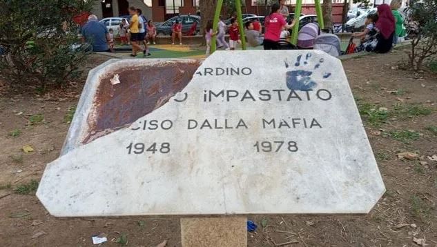 Ancora un atto vandalico su una targa dedicata a Peppino