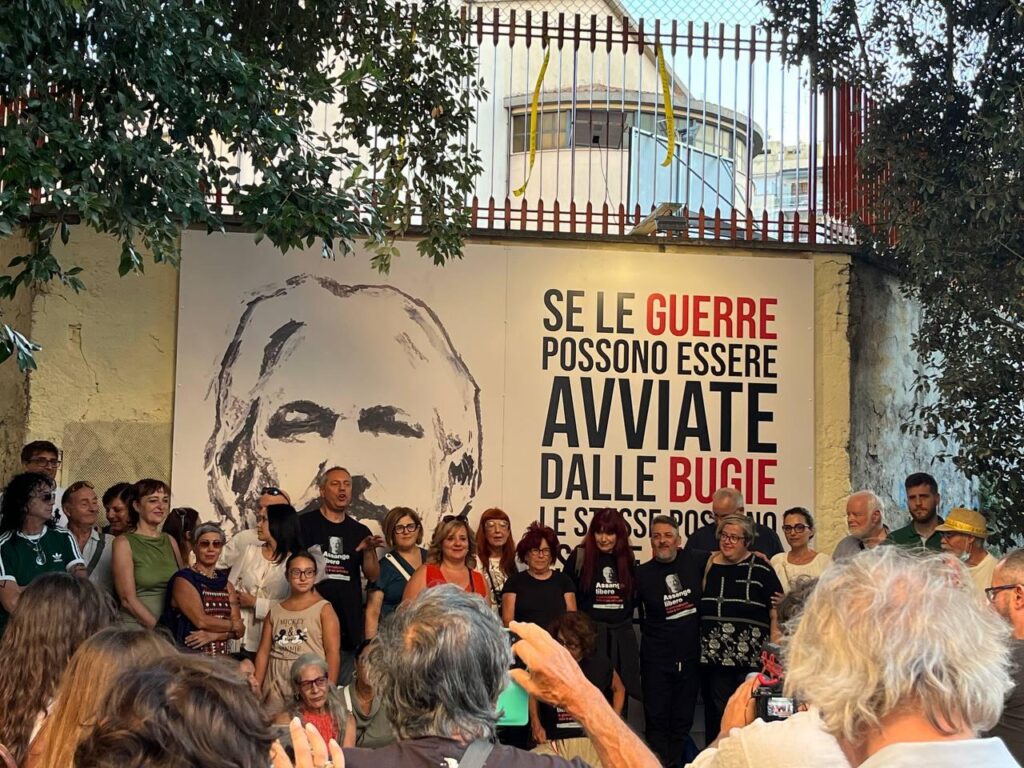 Roma, distrutto il mural dedicato a Julian Assange