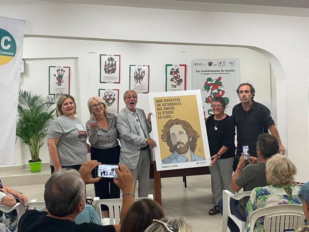 Apre il presidio di Articolo 21 a Latina, nel solco della Costituzione. Presenti i genitori di Mario Paciolla