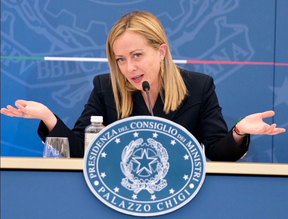 Meloni contro la Commissione Ue: lasciamole le lettere piagnucolanti e firmiamo per i referendum