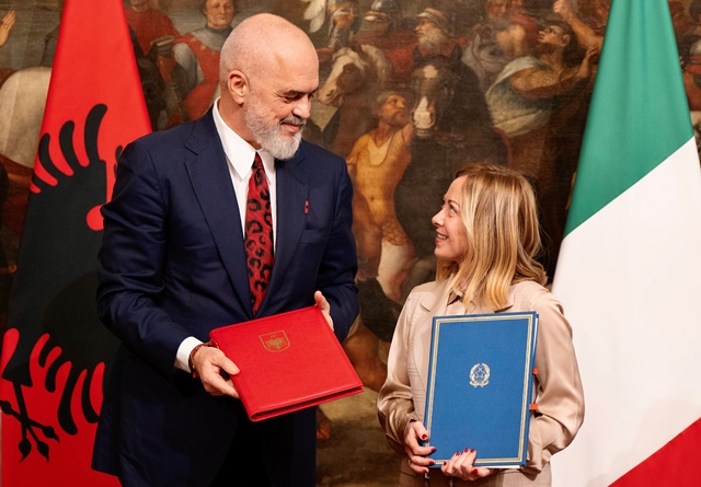 Trasferire in Albania i migranti soccorsi in mare? Una “pensata” stravagante…