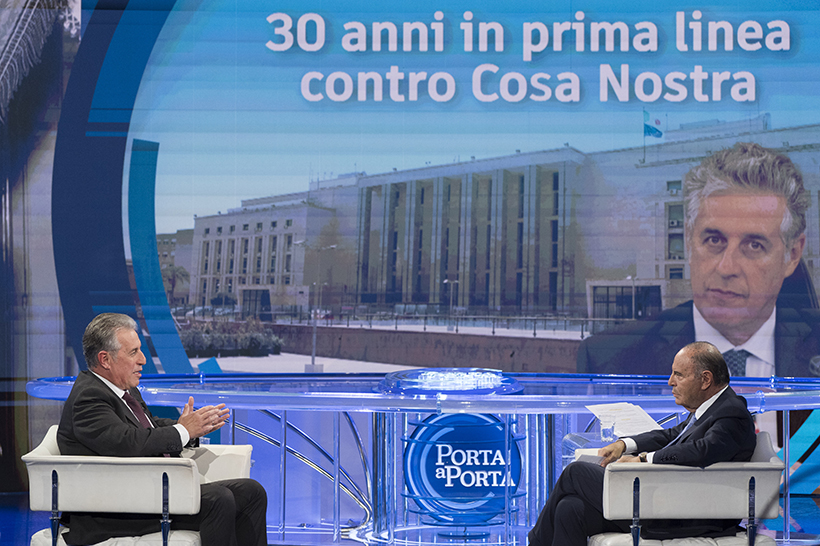 I colpi di teatro di Vespa sulle vittime di mafia: anche lui si fa interprete della ‘normalizzazione’