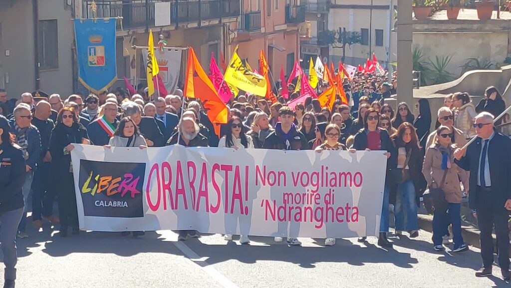 Cassano all’Ionio (CS), un unico grido di libertà: “Non vogliamo morire di ‘ndrangheta”