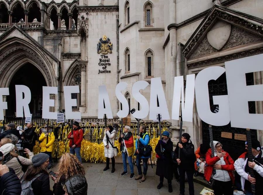 Assange, giornalista da Pulitzer nel fumo di Londra