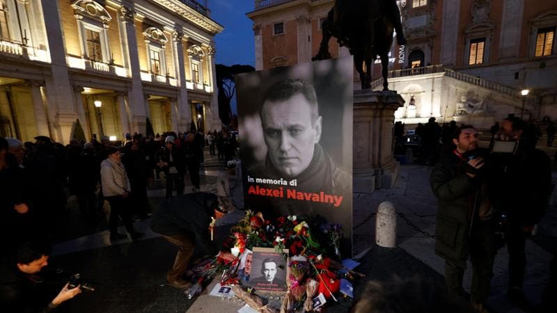 Fiaccolata in Campidoglio per Navalny: “Da Roma appello a Putin: fermatevi”