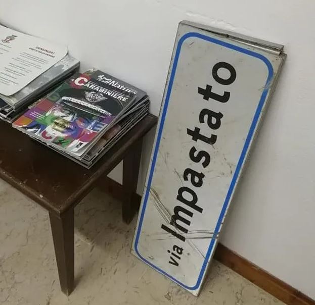 Insegna stradale dedicata a Peppino Impastato divelta e vandalizzata