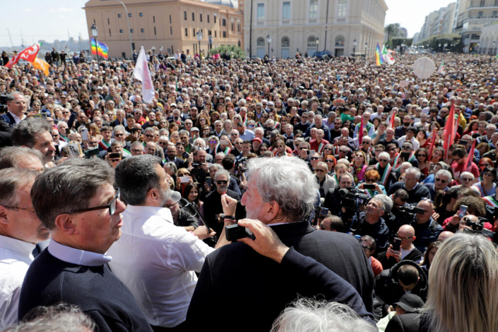 Migliaia di persone a Bari in piazza per dire no alla mafia e stare accanto al sindaco
