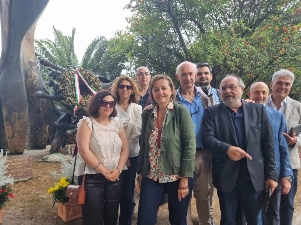 Articolo 21 si riunisce accanto al monumento a Matteotti. “Ecco perché è importante essere qui oggi”