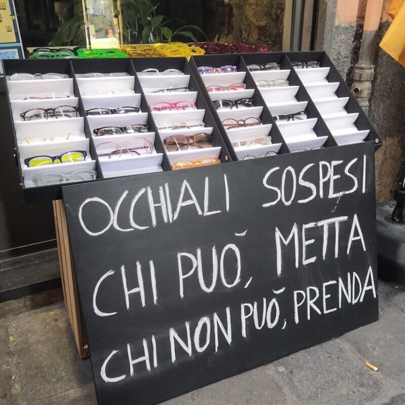“No Ray-Ban, no Gucci”. La straordinaria favola dell’Occhialeria sociale di Genova