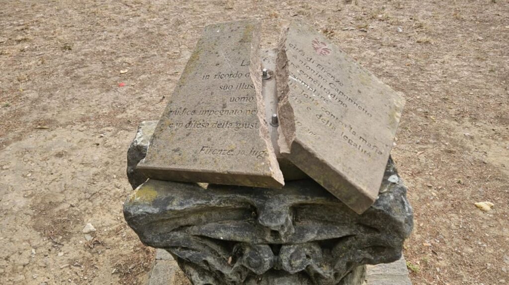 Lapide dedicata ad Antonino Caponnetto vandalizzata