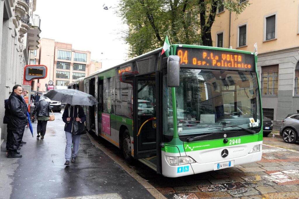 Paura a Milano. Ti aggrediscono sul bus e attorno la gente guarda: solidarietà addio