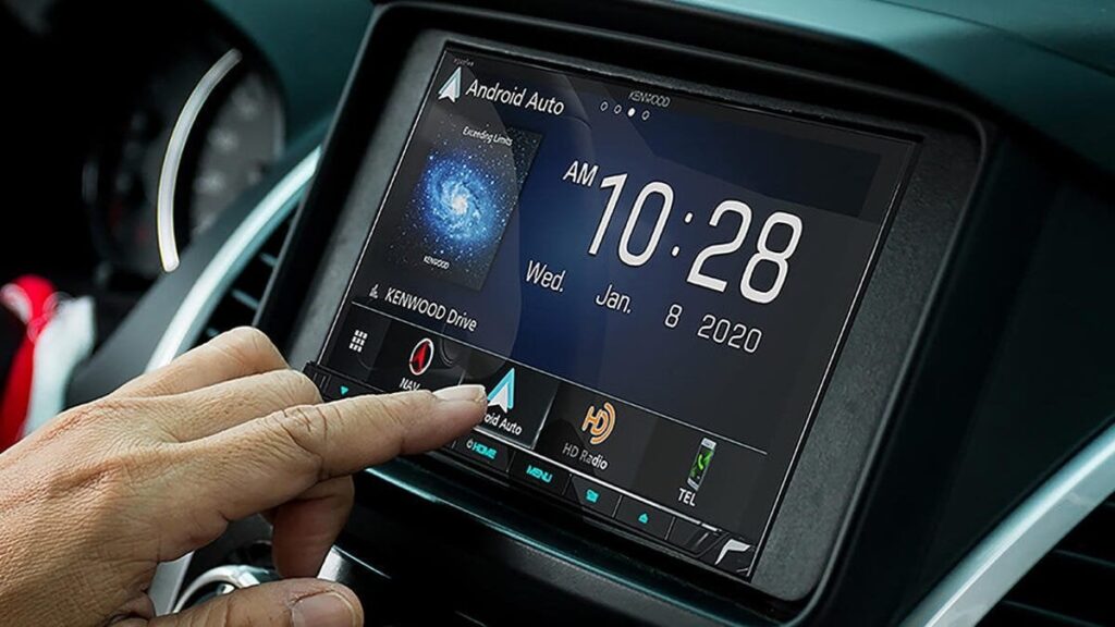 Ad autoradio spenta nella notte