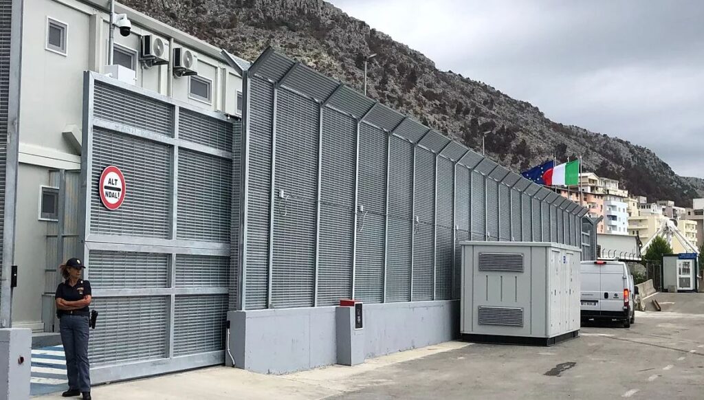 La designazione di un paese terzo come «paese di origine sicuro» deve poter essere oggetto di un controllo giurisdizionale effettivo