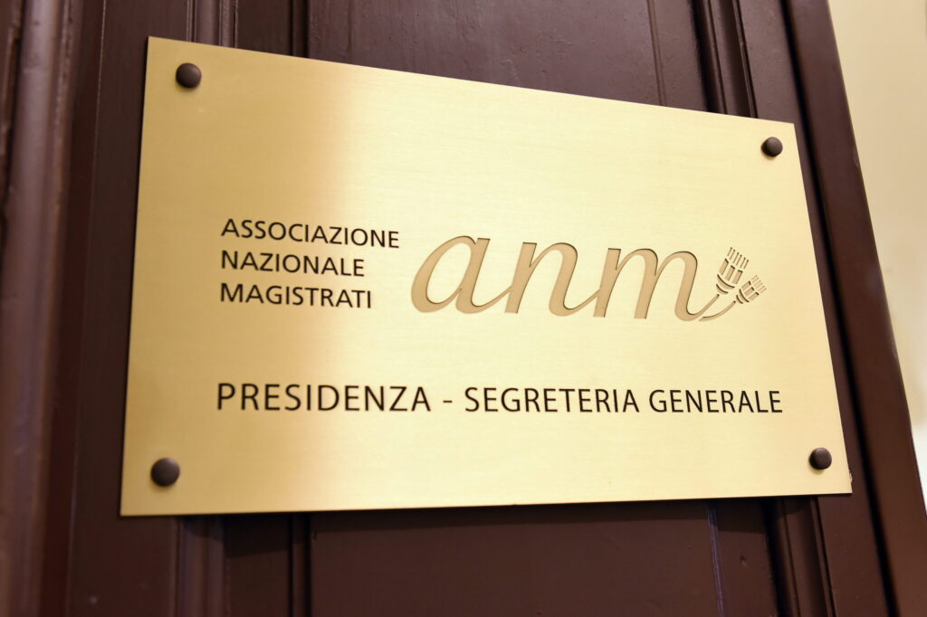 Anm: “Le parole del ministro Musumeci gravi e offensive”