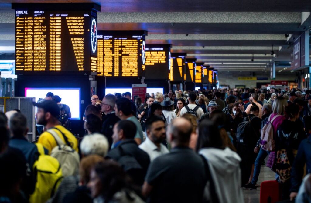 Non siamo più normali. Atenei, ferrovie, bus e ospedali: il caos è il nostro destino