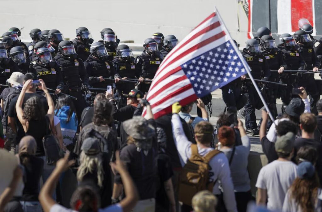 Los Angeles: coprifuoco, retate di migranti, soldati e autoritarismi