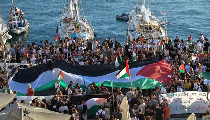Siamo in piazza per i giornalisti sulla Flotilla e per quelli uccisi a Gaza: hanno spezzato il buio