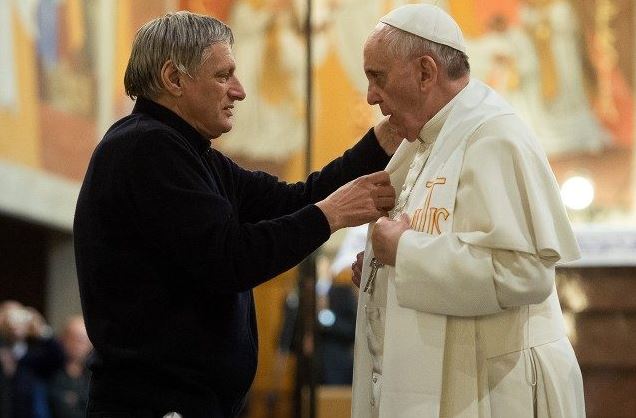 Francesco ai mafiosi: “Convertitevi, ve lo chiedo in ginocchio”