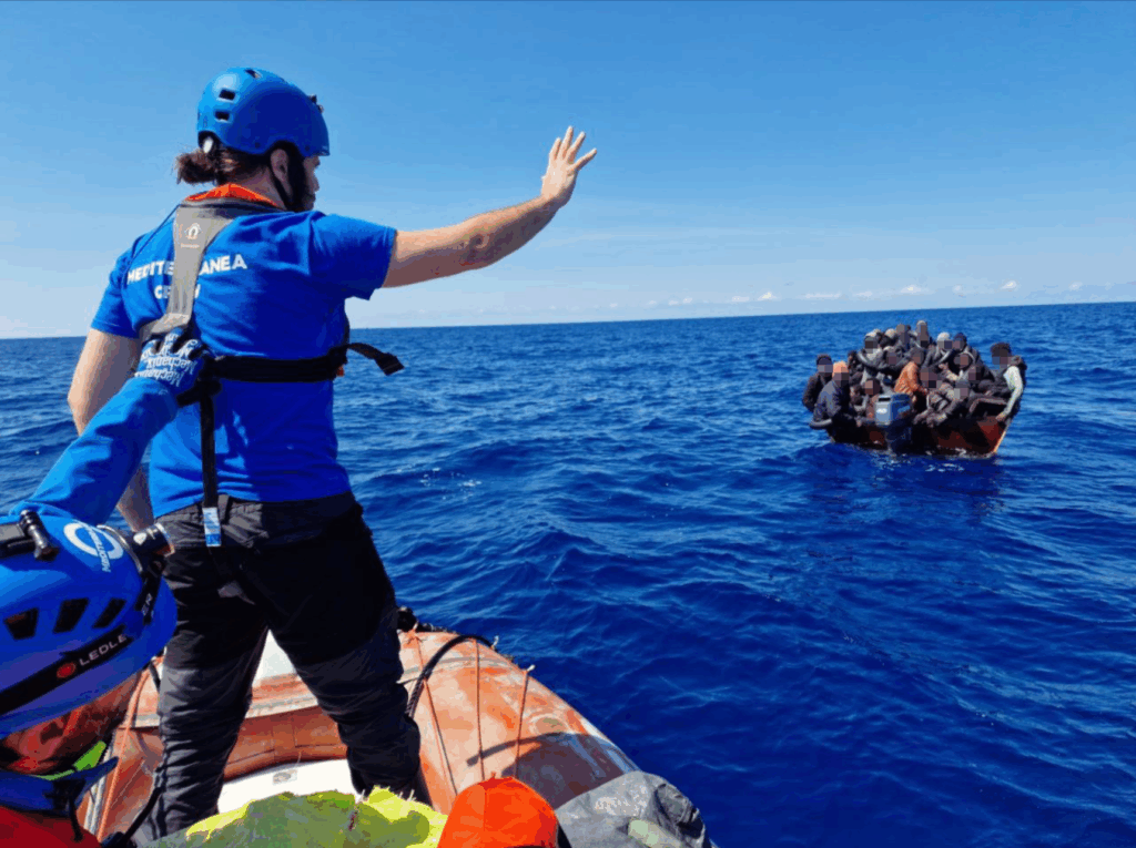 I Servizi Segreti hanno spiato Mediterranea per ordine di Mantovano