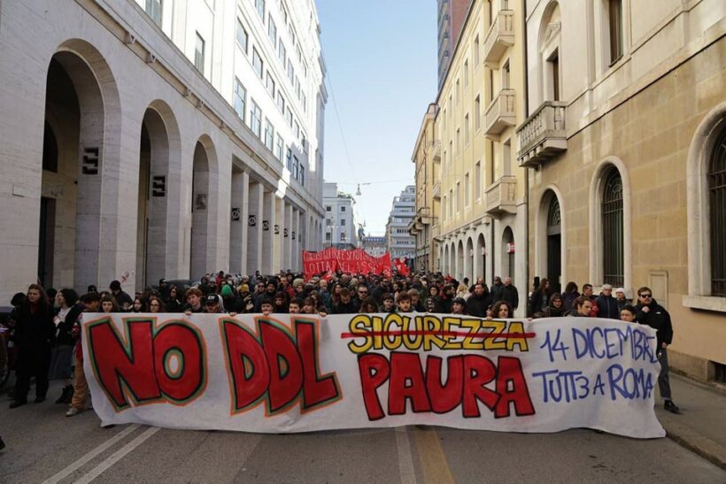 Al fianco di chi difende in modo nonviolento la nostra Democrazia