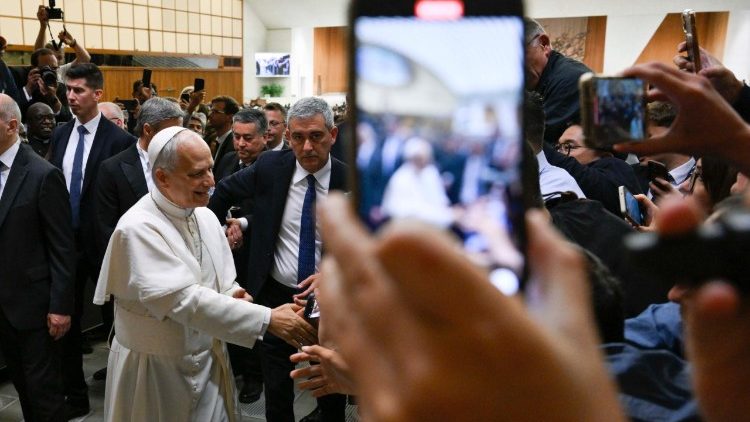 Viaggi, sfide di tennis, doni di sciarpe e reliquie. Papa Leone saluta i giornalisti