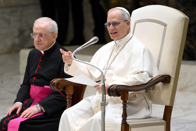 Papa Leone XIV incontra i giornalisti: «Siate operatori di pace»