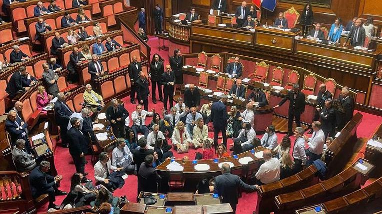 Il decreto sicurezza è legge, in Senato si sfiora la rissa