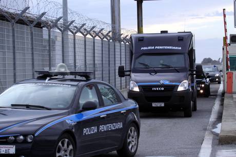 Le parole di Delmastro sui detenuti strizzano l’occhio a chi vorrebbe abrogare il reato di tortura