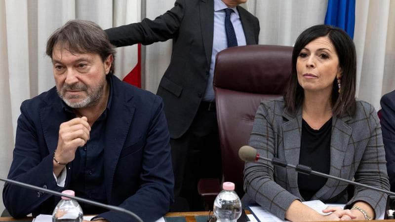 La farsa è finita. Dopo tanta ipocrisia, la destra è tornata a odiare i giornalisti