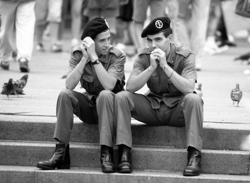 Il mondo visto da un taxi “Tutta colpa dello stop alla naja (paga in contanti, vero?)”