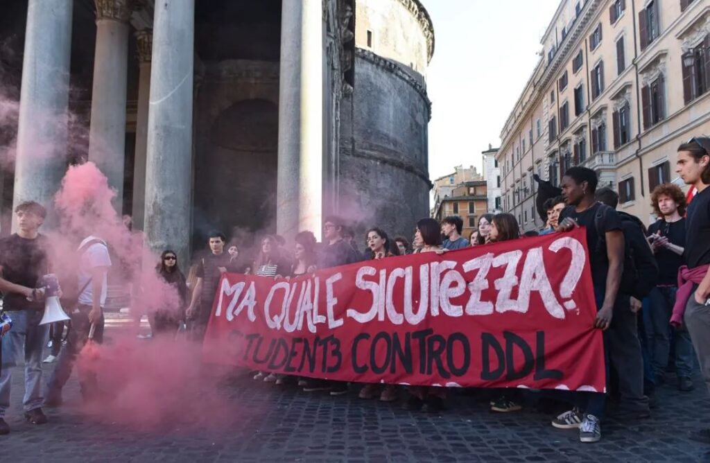 Il Dl sicurezza modifica l’articolo sul segreto professionale dei giornalisti. Ma resta una brutta legge