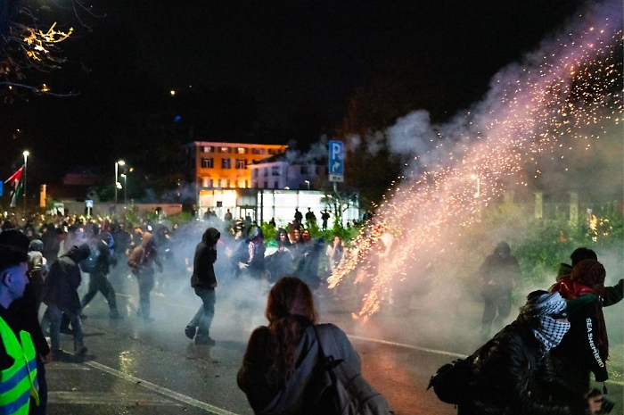 La solidarietà dell’Odg ai colleghi feriti a Udine. “Non si può inneggiare alla pace con la guerriglia urbana”